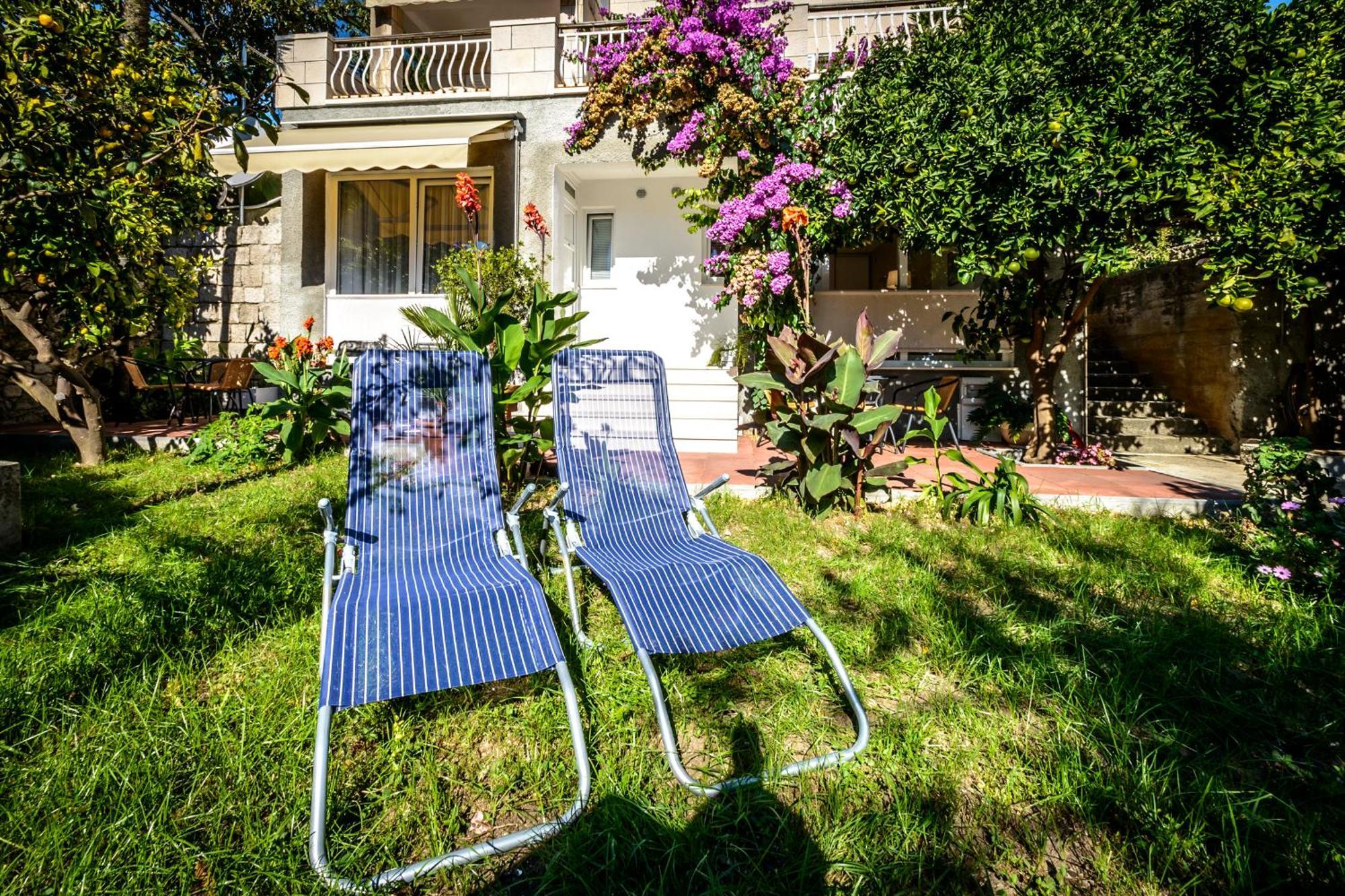 Apartmán New & Stylish With A Lush Private Garden *